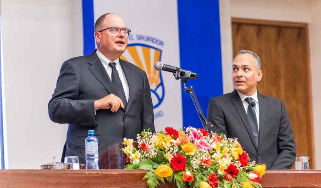 Servicio Divino con el Apóstol de Distrito Schnabel en Villa El Salvador